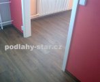 Lepené vinylové dílce se soklem C60 s vlepenými proužky krytiny