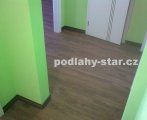 Lepené vinylové dílce se soklem C60 s vlepenými proužky krytiny