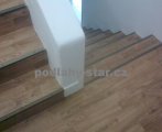 Polepené staré schody linem