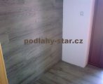 Vinylové dílce nalepené na zdi a podlaze